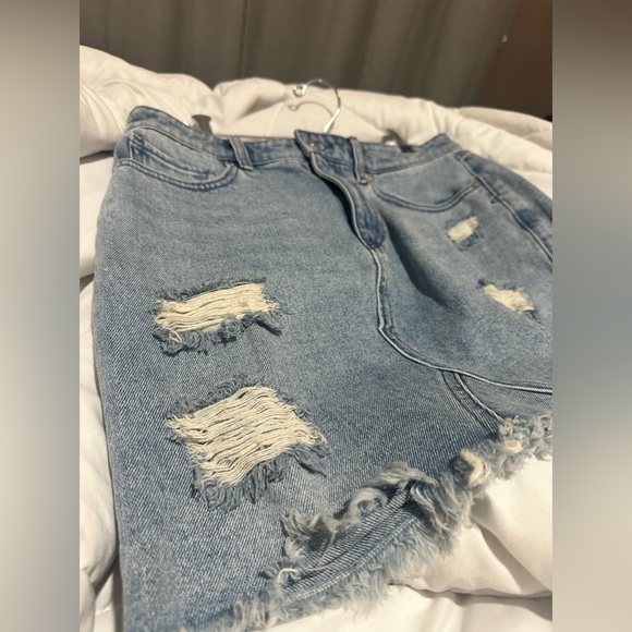 VOLCOM HIGH RISE DISTRESSED DENIM MINI SKIRT - Picture 3 of 6
